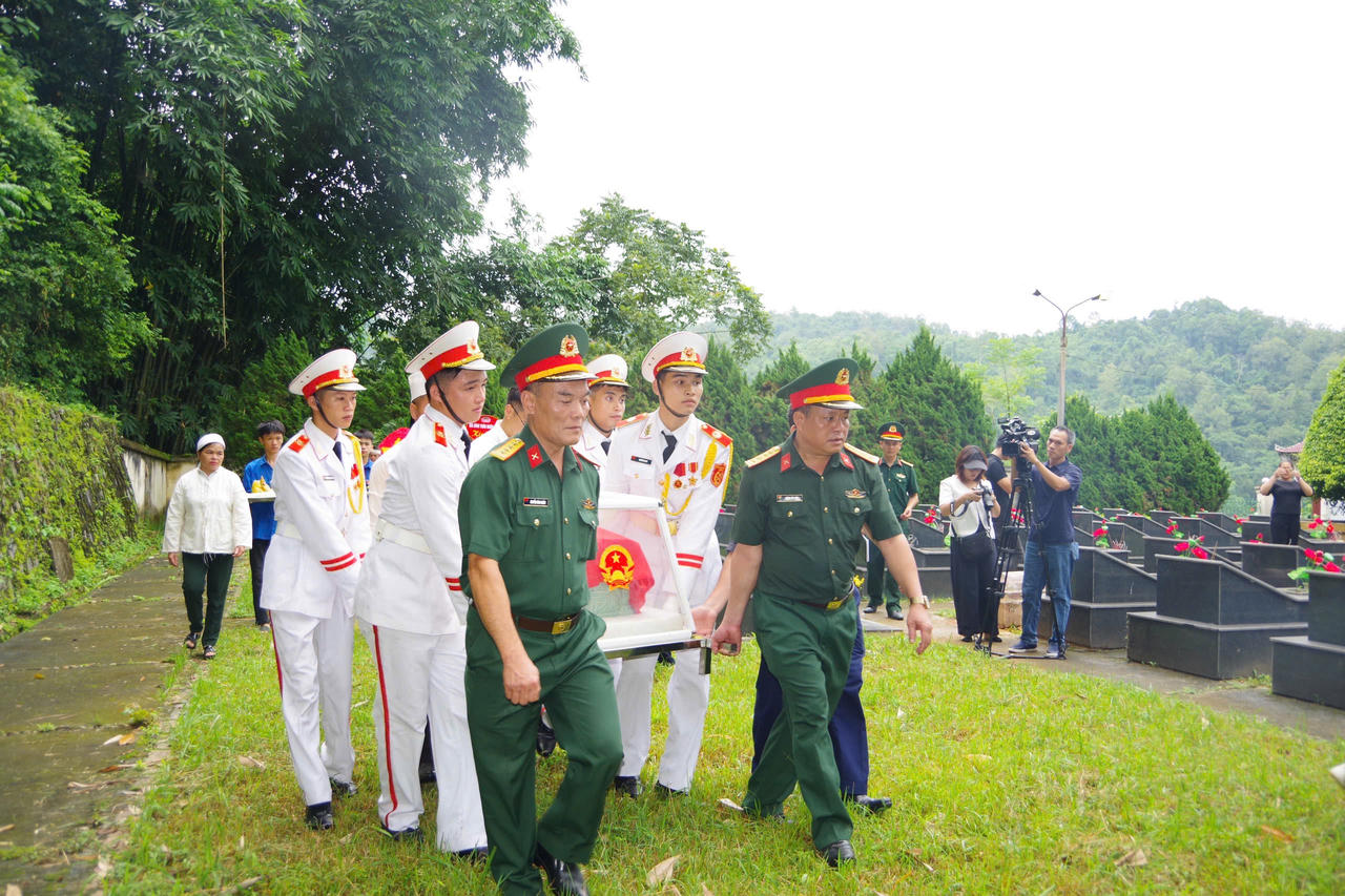 Đón hài cốt liệt sĩ Ngô Khang Cán về quê hương Cao Bằng 

