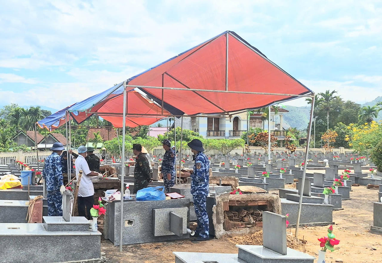 5 cán bộ, chiến sĩ tiêu biểu Vùng Cảnh sát biển 2 tham gia Đội lấy mẫu số 4 thuộc Ban Chỉ đạo Tìm kiếm, quy tập và xác định danh tính hài cốt liệt sĩ tỉnh Quảng Ngãi.