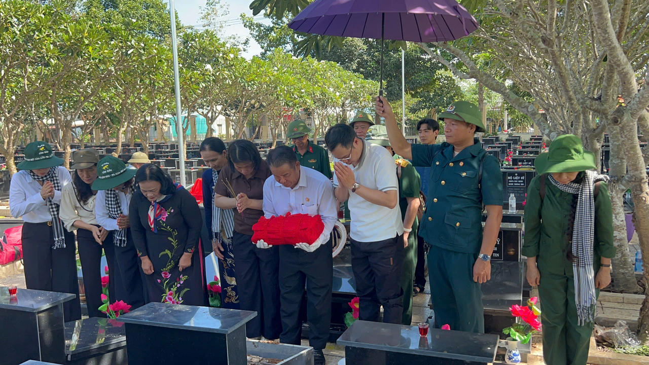 Hài cốt liệt sĩ Nguyễn Văn Yến được an táng theo nghi thức quân đội. Ảnh: Xuân Hồng