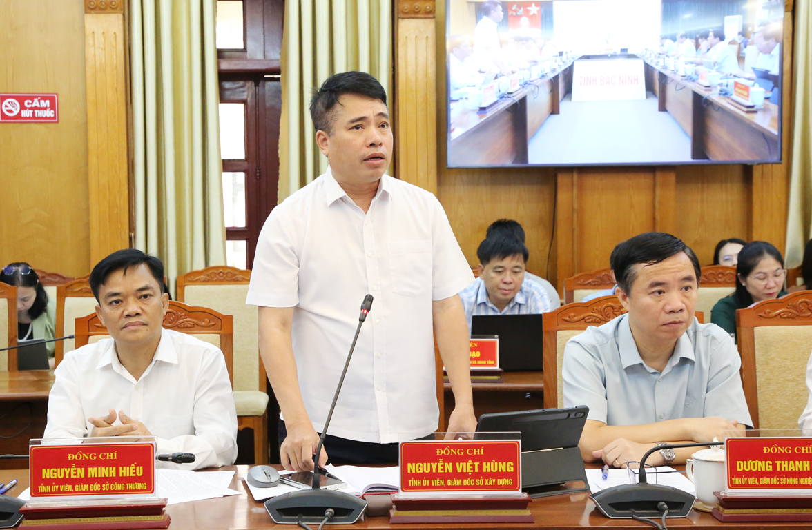 Giám đốc Sở Xây dựng Nguyễn Việt Hùng phát biểu về các chỉ tiêu, nhiệm vụ phát triển ngành.(Ảnh: Cổng thông tin điện tử tỉnh Bắc Ninh)