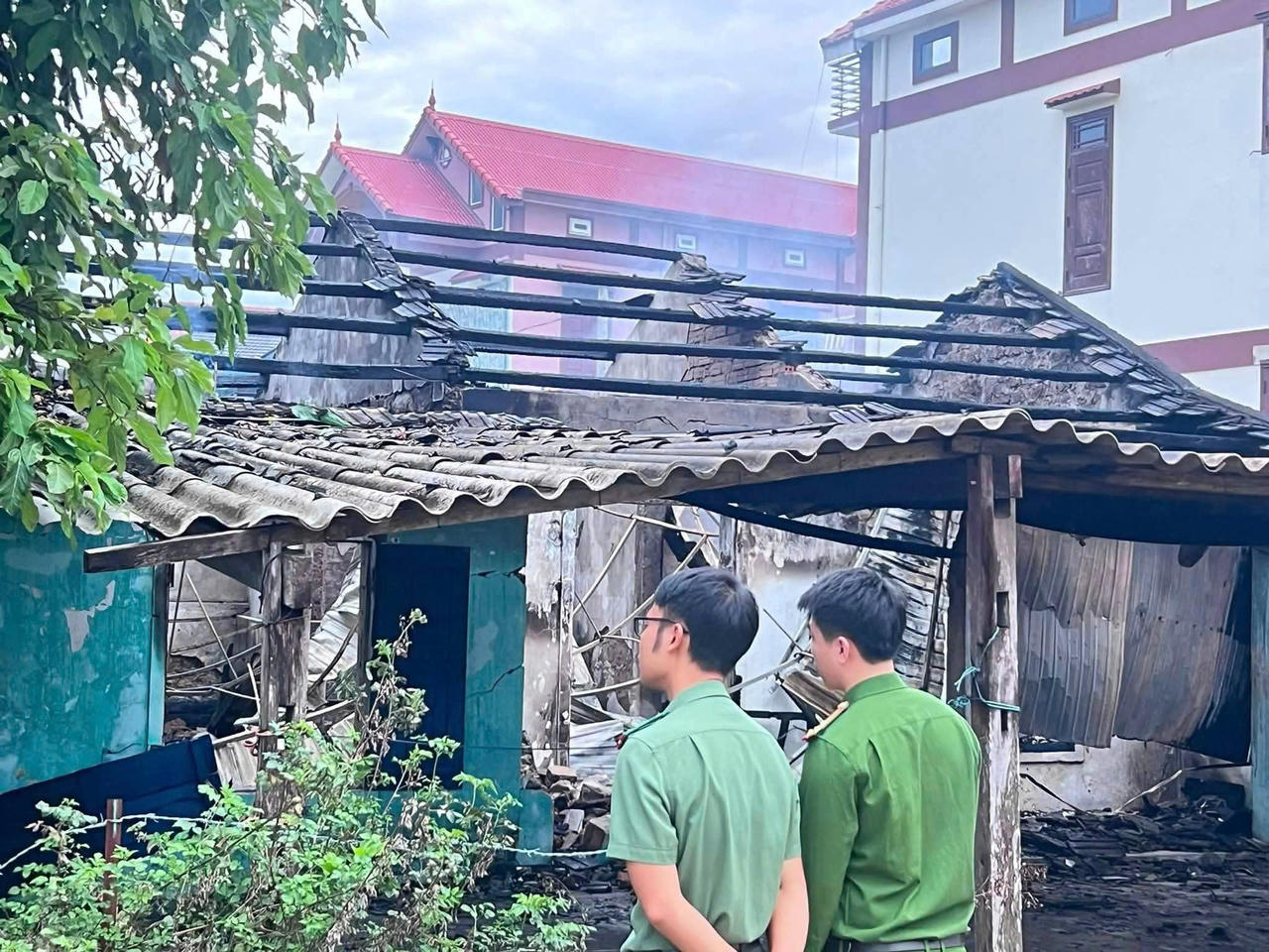 Lực lượng chức năng kiểm tra hiện trường vụ cháy để xác minh nguyên nhân. (Ảnh T.A)
