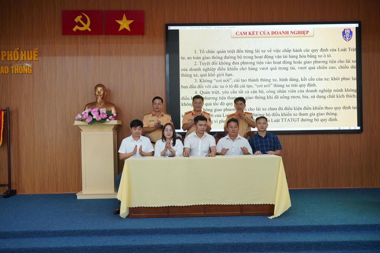 Đại diện các doanh nghiệp kinh doanh vận tải trên địa bàn TP Huế ký cam kết chấp hành nghiêm các quy định của pháp luật về trật tự, an toàn giao thông và hoạt động vận tải đường bộ. (Ảnh: Hồng Nhung)