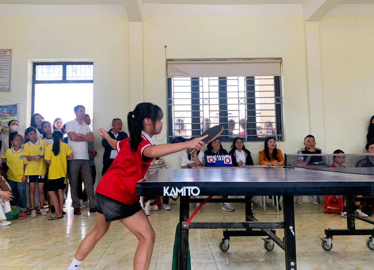Tăng cường vận động thể chất là một trong những giải pháp quan trọng nâng cao sức khỏe học đường (Ảnh: Thiên Ý).