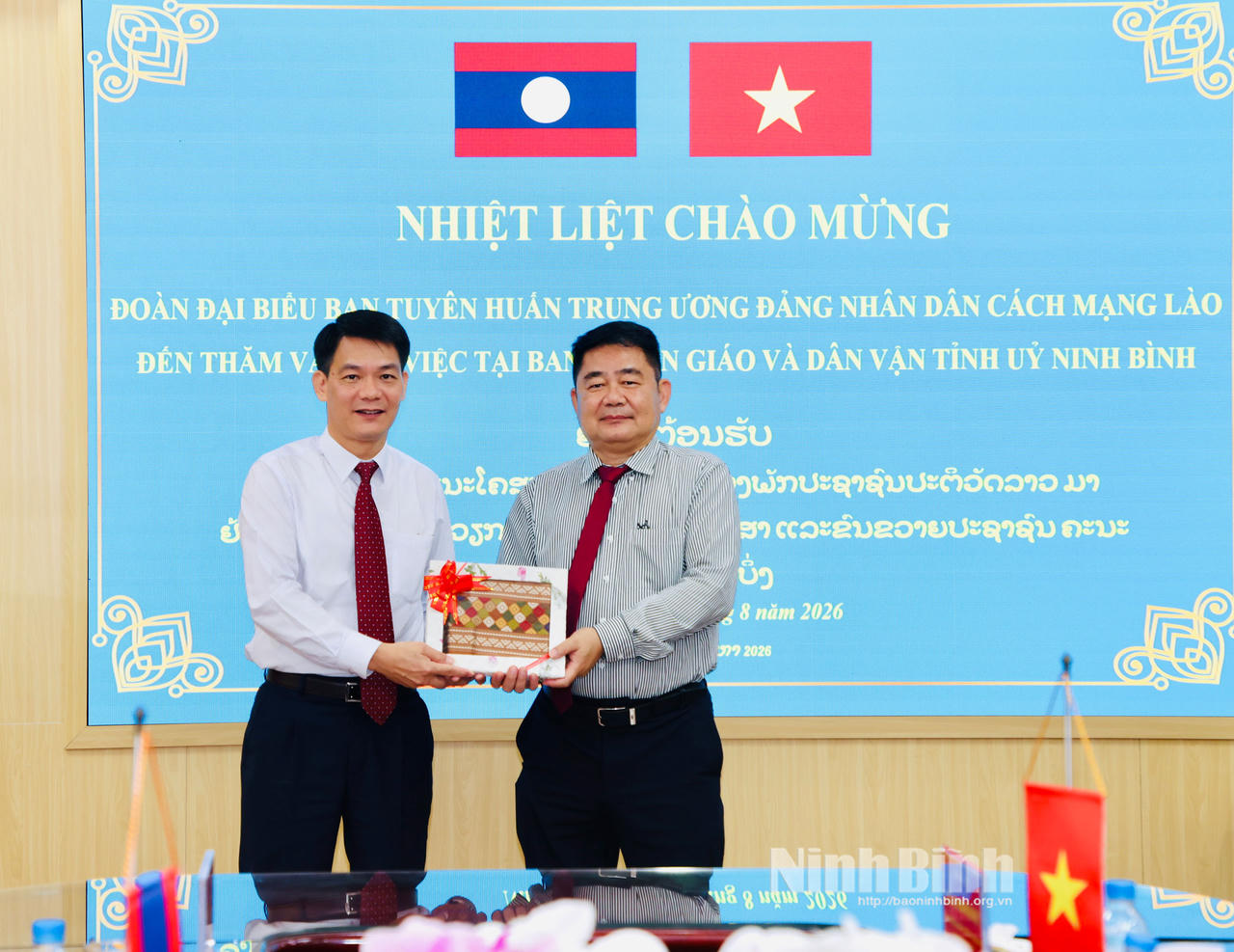 Ông Somsavath Phongsa - Vụ trưởng Vụ Báo chí, Ban Tuyên huấn Trung ương Đảng Nhân dân Cách mạng Lào tặng quà lưu niệm cho ông Nguyễn Đức Toàn - Ủy viên Ban Thường vụ Tỉnh ủy, Trưởng Ban Tuyên giáo và Dân vận Tỉnh ủy. (Ảnh:Trần Thoan - Đức Lam/ Báo Ninh Bình)