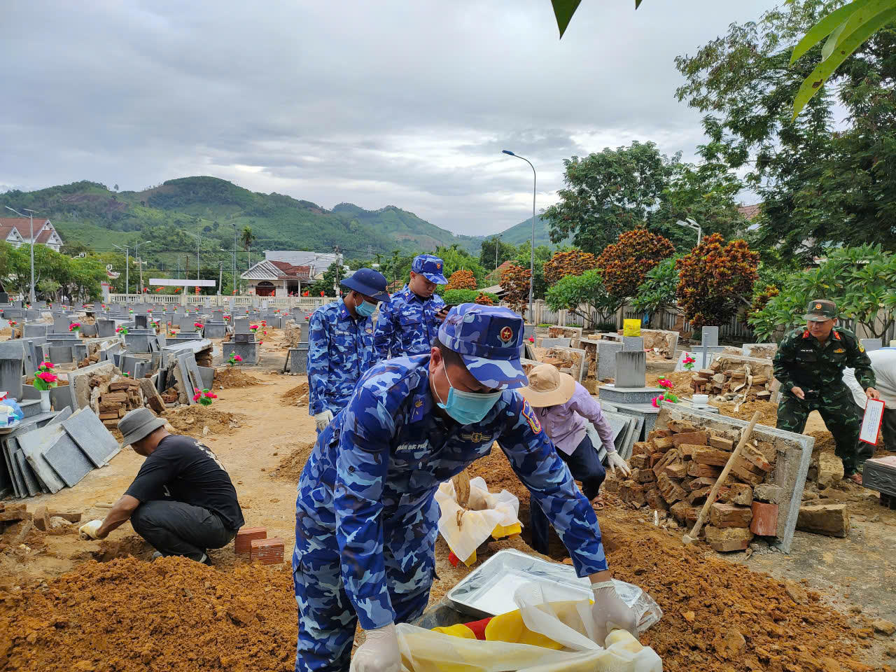 Cán bộ, chiến sĩ Vùng Cảnh sát biển 2 tham gia phục vụ xác định danh tính liệt sĩ tại Quảng Ngãi