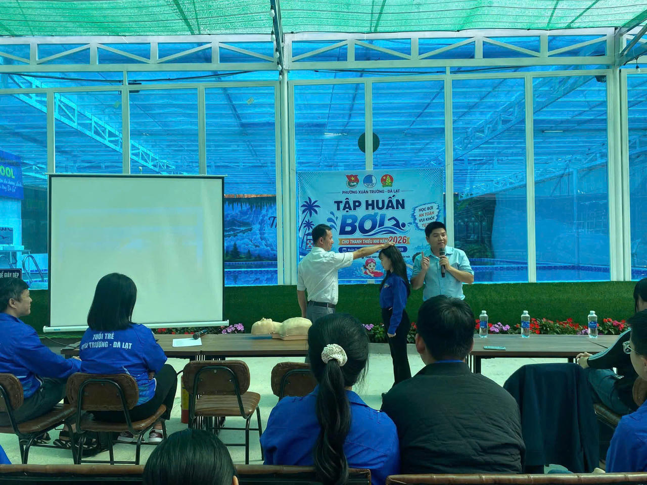 Học viên được truyền đạt các kiến thức phòng, chống đuối nước. Ảnh Đ.T.