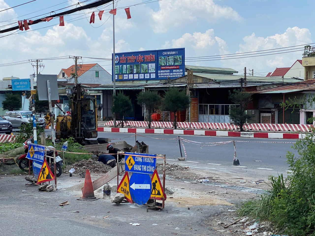 Một số vị trí trên Quốc lộ 51, các đơn vị thi công đang rào cảnh báo để tiến hành thi công. Ảnh Tiến Dũng.