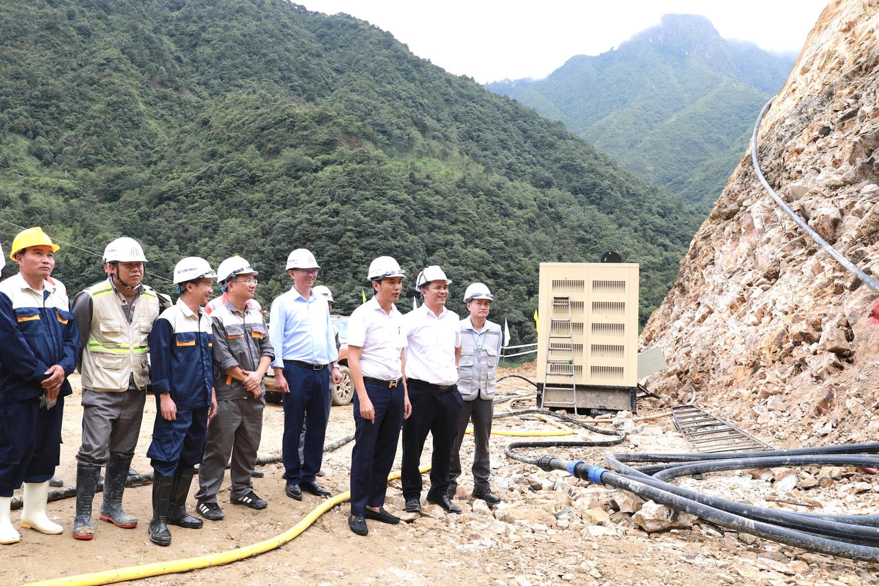 Các đại biểu kiểm tra khu vực sẽ khởi động mũi khoan đầu tiên tại cửa hầm. Ảnh: Tống Bao