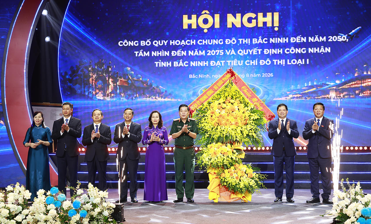 Bộ trưởng Bộ Xây dựng Trần Hồng Minh và Thứ trưởng Bộ Quốc phòng Nguyễn Văn Gấu tặng hoa chúc mừng Đảng bộ, Chính quyền và Nhân dân tỉnh Bắc Ninh. (Ảnh: Cổng TTĐT Bắc Ninh)