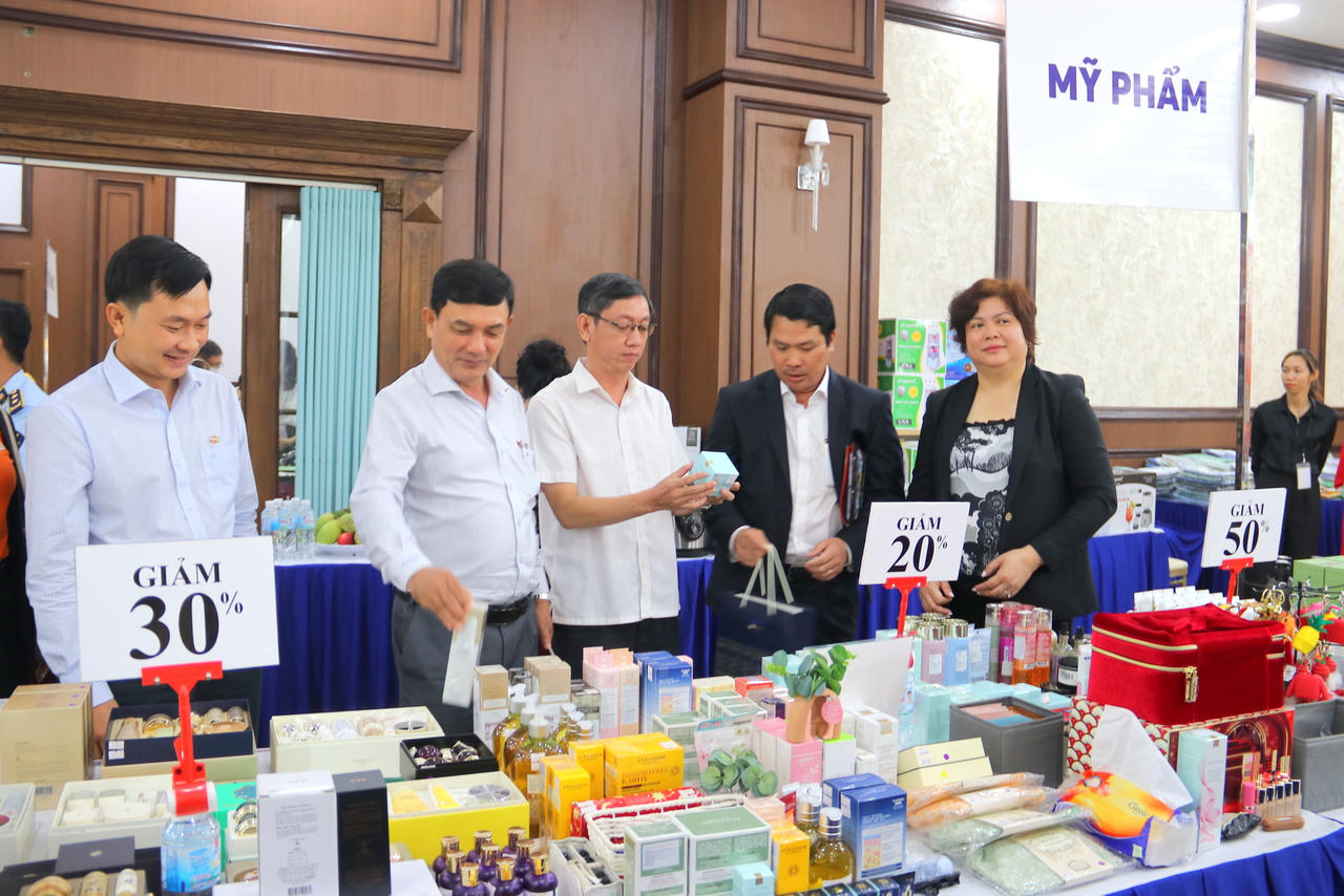 Đại biểu tham quan các gian hàng