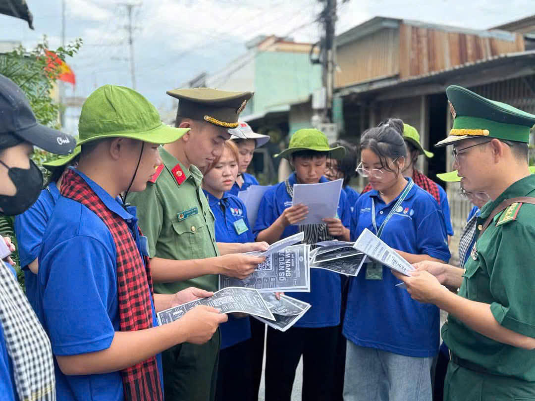 Đồn Biên phòng Kiểng Phước phối hợp các đơn vị tổ chức tuyên truyền các quy định của pháp luật về phòng, chống khai thác hải sản bất hợp pháp, không báo cáo và không theo quy định. Ảnh: Hoà Bình