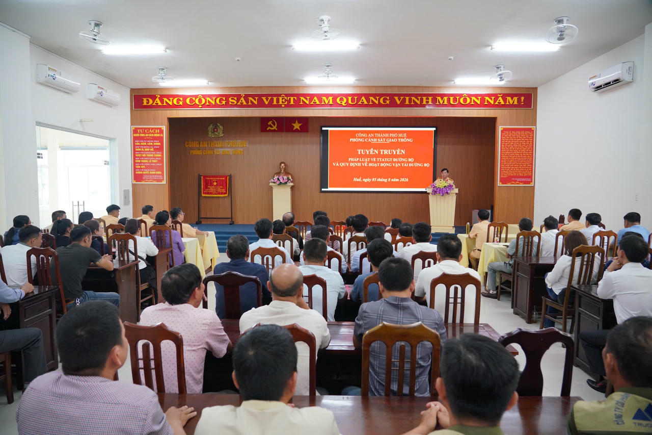 Tuyên truyền pháp luật về trật tự an toàn giao thông cho doanh nghiệp vận tải ở Huế