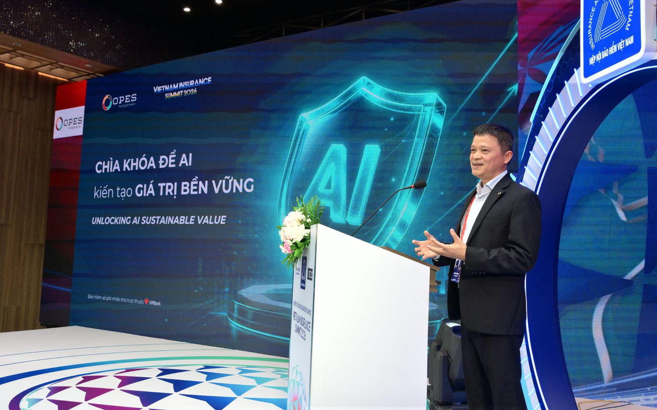 Ông Bạch Ngọc An, Phó Tổng Giám đốc phụ trách công nghệ OPES trình bày tại Vietnam Insurance Summit 2026. (Ảnh: VPBank)