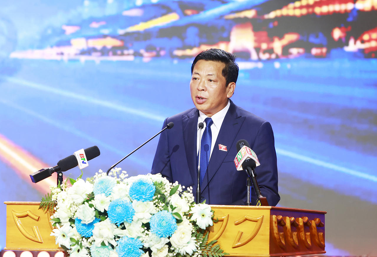 Bộ trưởng Bộ Xây dựng Trần Hồng Minh phát biểu chỉ đạo tại hội nghị. (Ảnh: Cổng TTĐT Bắc Ninh)