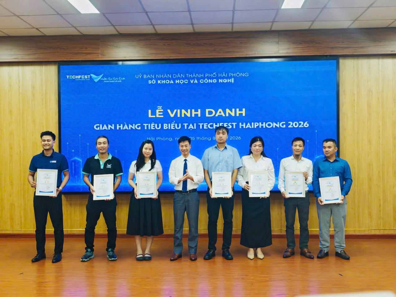 Ban Tổ chức vinh danh các gian hàng tiêu biểu tại Techfest Hải Phòng 2026. (Ảnh Thuỳ Linh)