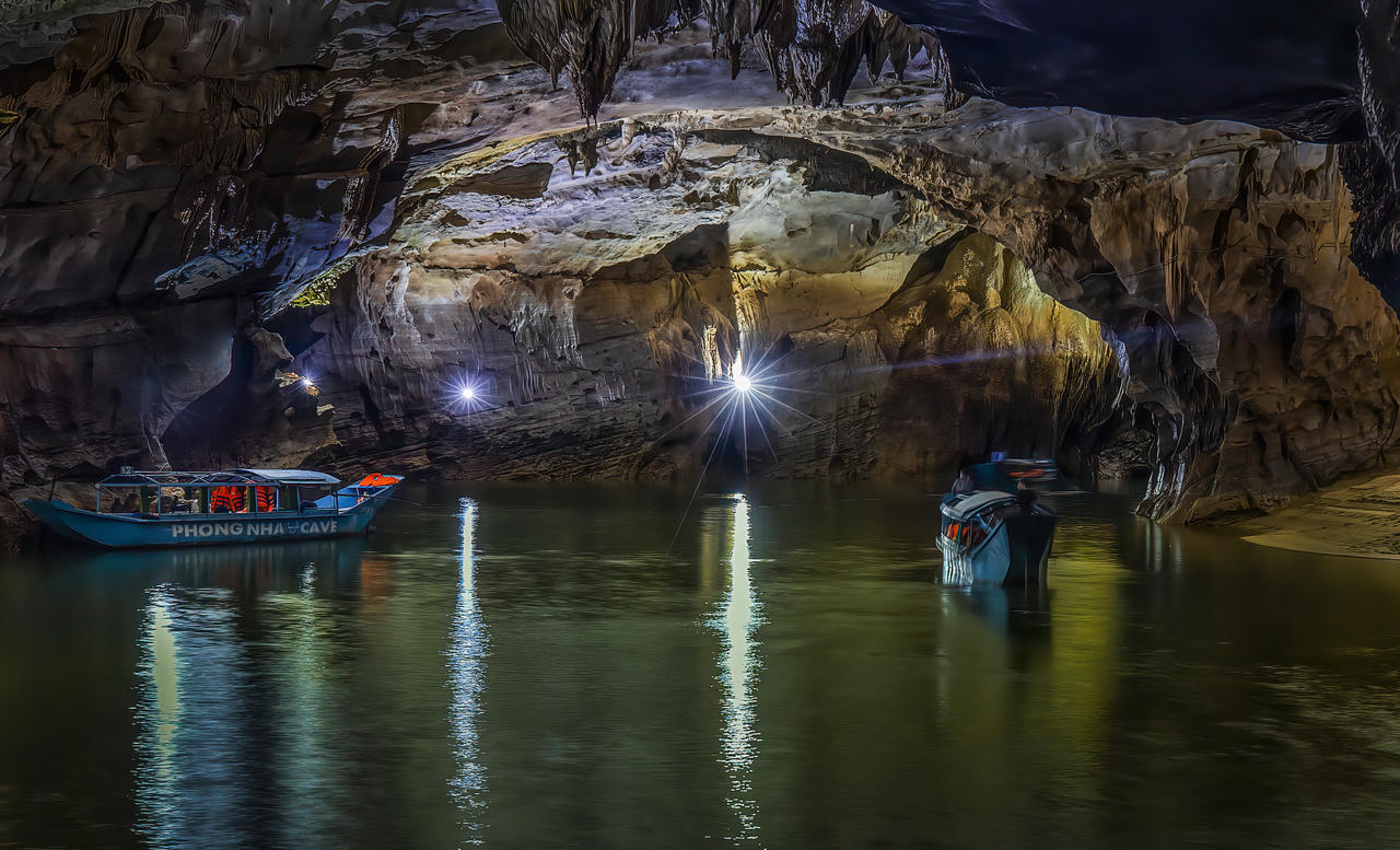 Không gian kỳ vĩ bên trong hang Phong Nha - điểm đến nổi tiếng thuộc Di sản thiên nhiên thế giới Phong Nha - Kẻ Bàng. (Ảnh T.T)