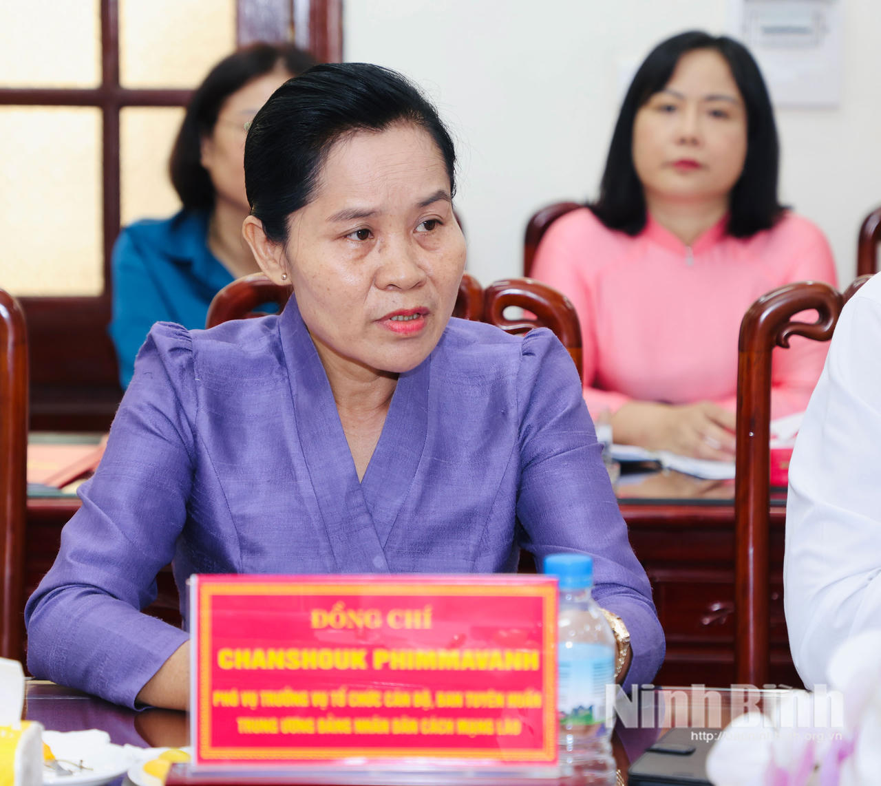 Bà Chanshouk Phimmavanh - Phó Vụ trưởng Vụ Tổ chức cán bộ, Ban Tuyên huấn Trung ương Đảng Nhân dân Cách mạng Lào phát biểu tại buổi làm việc. (Ảnh: Trần Thoan - Đức Lam/ Báo Ninh Bình)