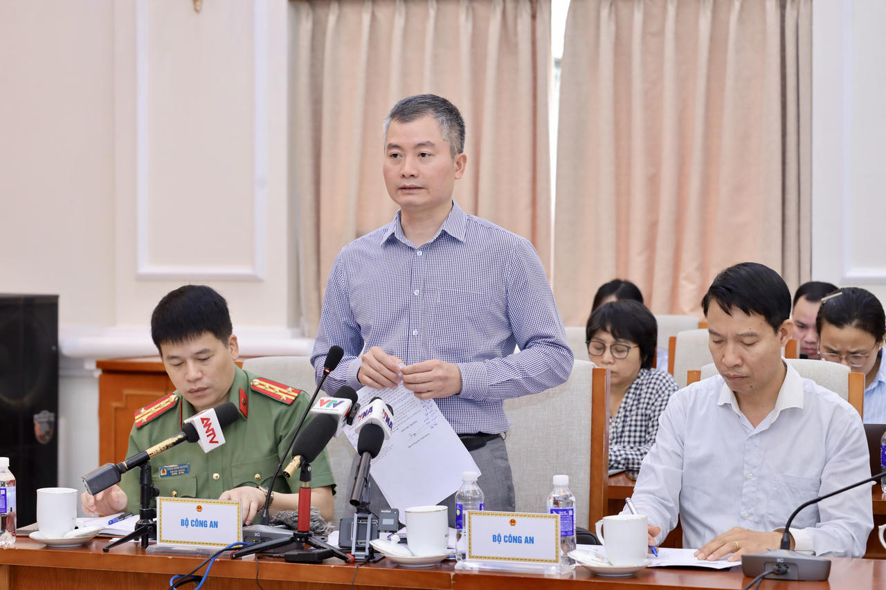 Đại tá Nguyễn Tuấn Hưng  - Phó Cục trưởng A09 thông tin tại Họp báo. Ảnh: Nguyệt Thương.