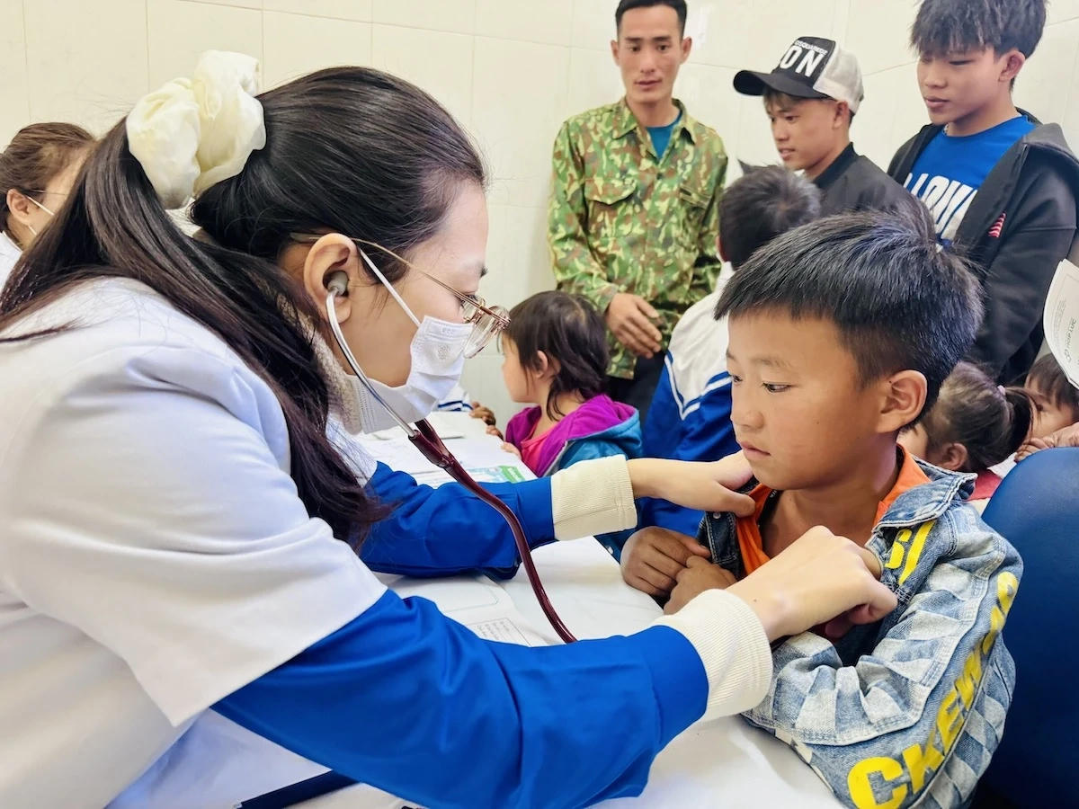 Khám sức khỏe định kỳ góp phần chăm sóc sức khỏe học sinh toàn diện (Ảnh: Tô Hà).