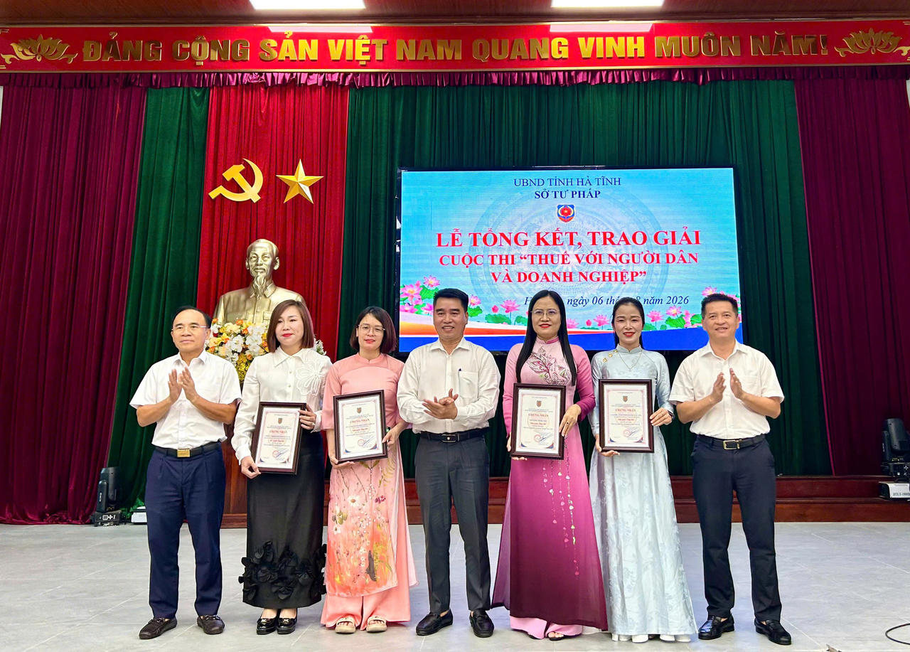 Ban Tổ chức đã trao giải cho 4 tập thể gồm: UBND phường Sông Trí, Công ty TNHH Khánh Thịnh Phát Land (phường Hoành Sơn), Công ty TNHH MTV Lâm nghiệp và Dịch vụ Hương Sơn (xã Sơn Tây), Công ty TNHH Xây dựng, Thương mại và Dịch vụ Hòa Cường (phường Sông Trí). Ảnh: PV