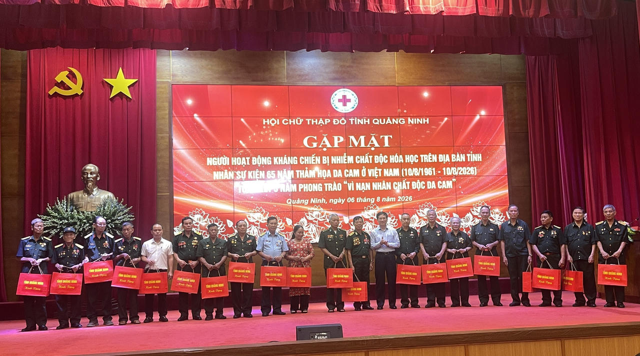 Tặng 65 suất quà cho người trực tiếp hoạt động kháng chiến bị nhiễm chất độc da cam/dioxin. (Ảnh: Đức Dương)