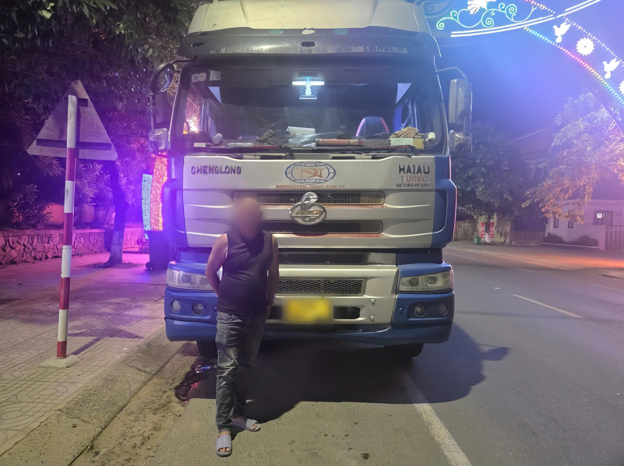Lực lượng chức năng phát hiện phương tiện liên quan vụ vận chuyển trái phép gần 50 tấn hàng hóa qua biên giới. (Ảnh: CA tỉnh Quảng Trị)