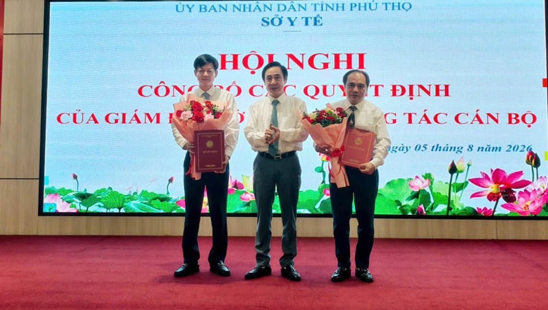 Đồng chí Nguyễn Giang Long - Phó Giám đốc Sở Y tế tỉnh Phú Thọ trao quyết định bổ nhiệm lại đồng chí Nguyễn Hưng Thịnh - Giám đốc Bệnh viện đa khoa khu vực Phú Thọ và đồng chí Trần Minh Tuấn - Phó Giám đốc Bệnh viện đa khoa khu vực Phú Thọ (Ảnh: BVĐK KV Phú Thọ).