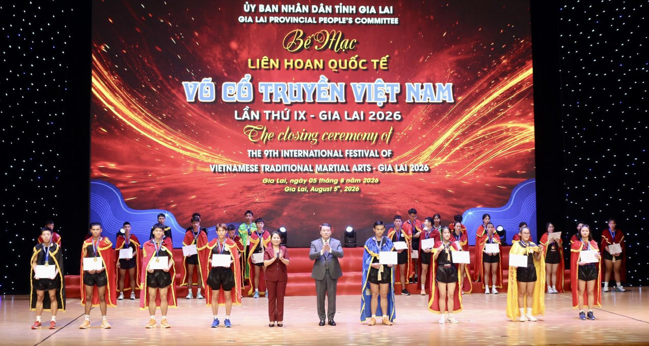 Ban tổ chức trao huy chương vàng cho các võ sư, võ sinh giành Giải Vô địch các Câu lạc bộ Võ cổ truyền Quốc gia 2026. (Ảnh: CTTĐT tỉnh Gia Lai)