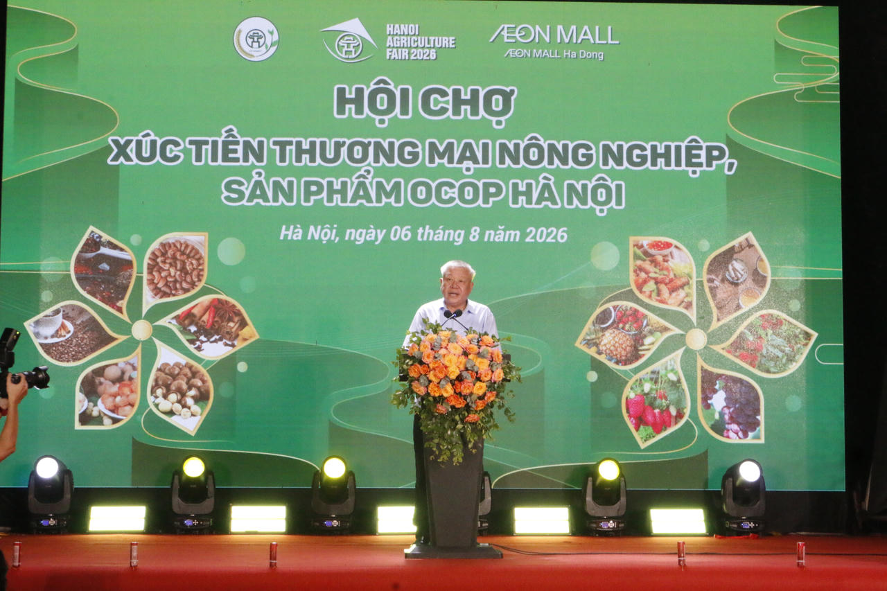 Ông Nguyễn Mạnh Phương, Phó Giám đốc Sở Nông nghiệp và Môi trường Hà Nội phát biểu khai mạc Hội chợ. Ảnh: Ngọc Nga
