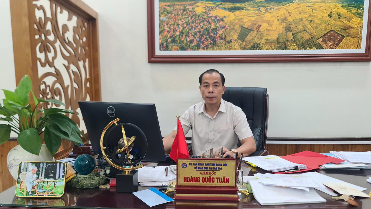 Ông Hoàng Quốc Tuấn - Giám đốc Sở Giáo dục và Đào tạo tỉnh Lạng Sơn thông tin tiến độ các dự án với phóng viên Báo Pháp luật Việt Nam.