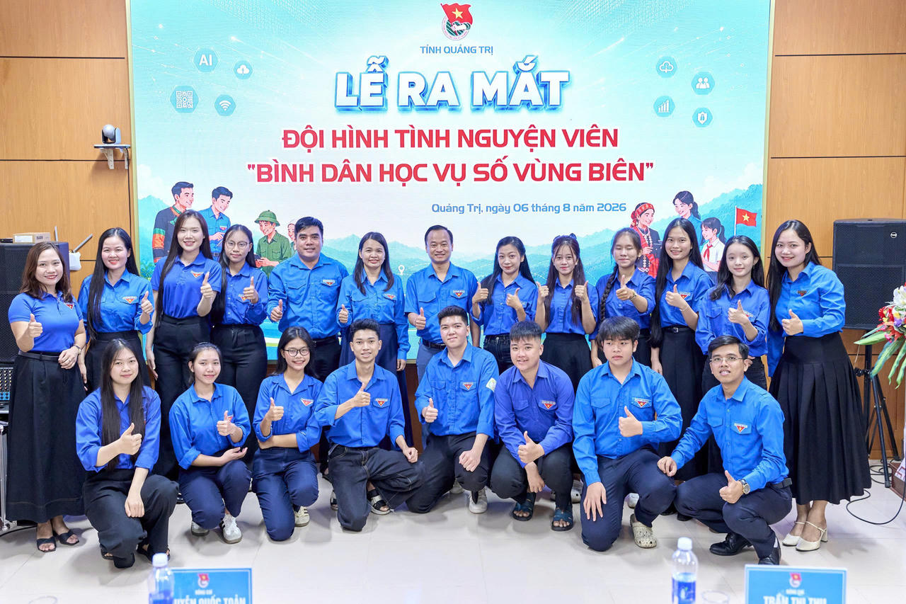Các thành viên Đội hình tình nguyện viên "Bình dân học vụ số vùng biên" quyết tâm đồng hành cùng thanh thiếu nhi và người dân các xã biên giới nâng cao năng lực số. 