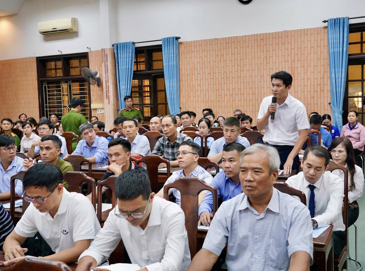 Đại diện các doanh nghiệp trao đổi, nêu ý kiến và được lực lượng Công an thành phố giải đáp những vướng mắc trong quá trình thực hiện các quy định của pháp luật về an ninh, trật tự và phòng cháy, chữa cháy. (Ảnh: Phan Bé)