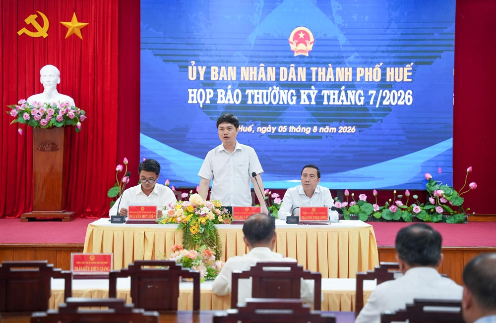Ông Hoàng Việt Cường - Chánh Văn phòng UBND TP Huế  thông tin tại buổi họp báo.