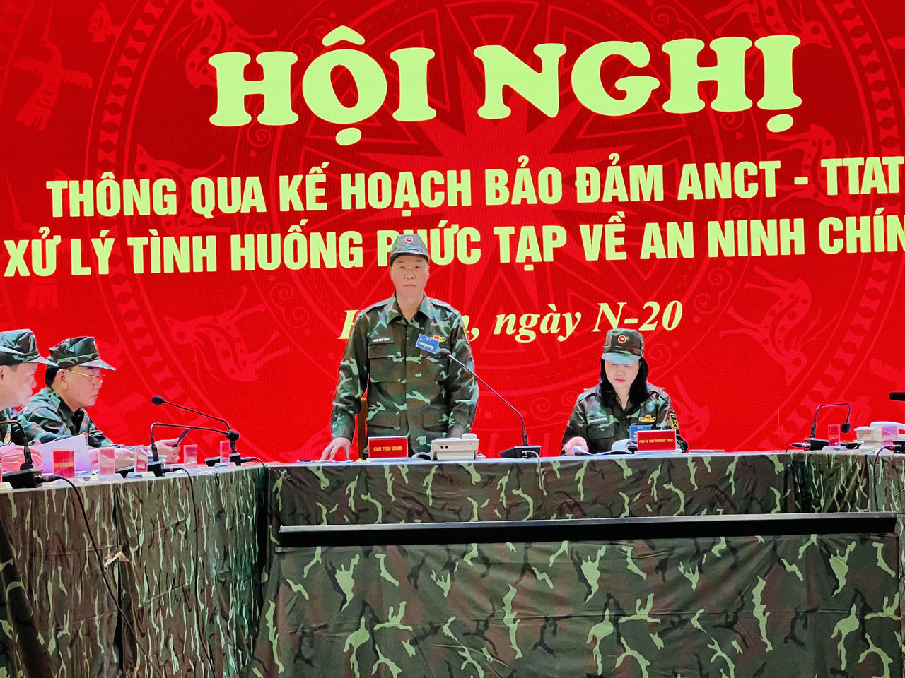 Ông Cao Huy Hiếu, Phó Bí thư Đảng ủy, Chủ tịch UBND phường phát biểu tại hội nghị. ( Ảnh Huy Nguyễn)