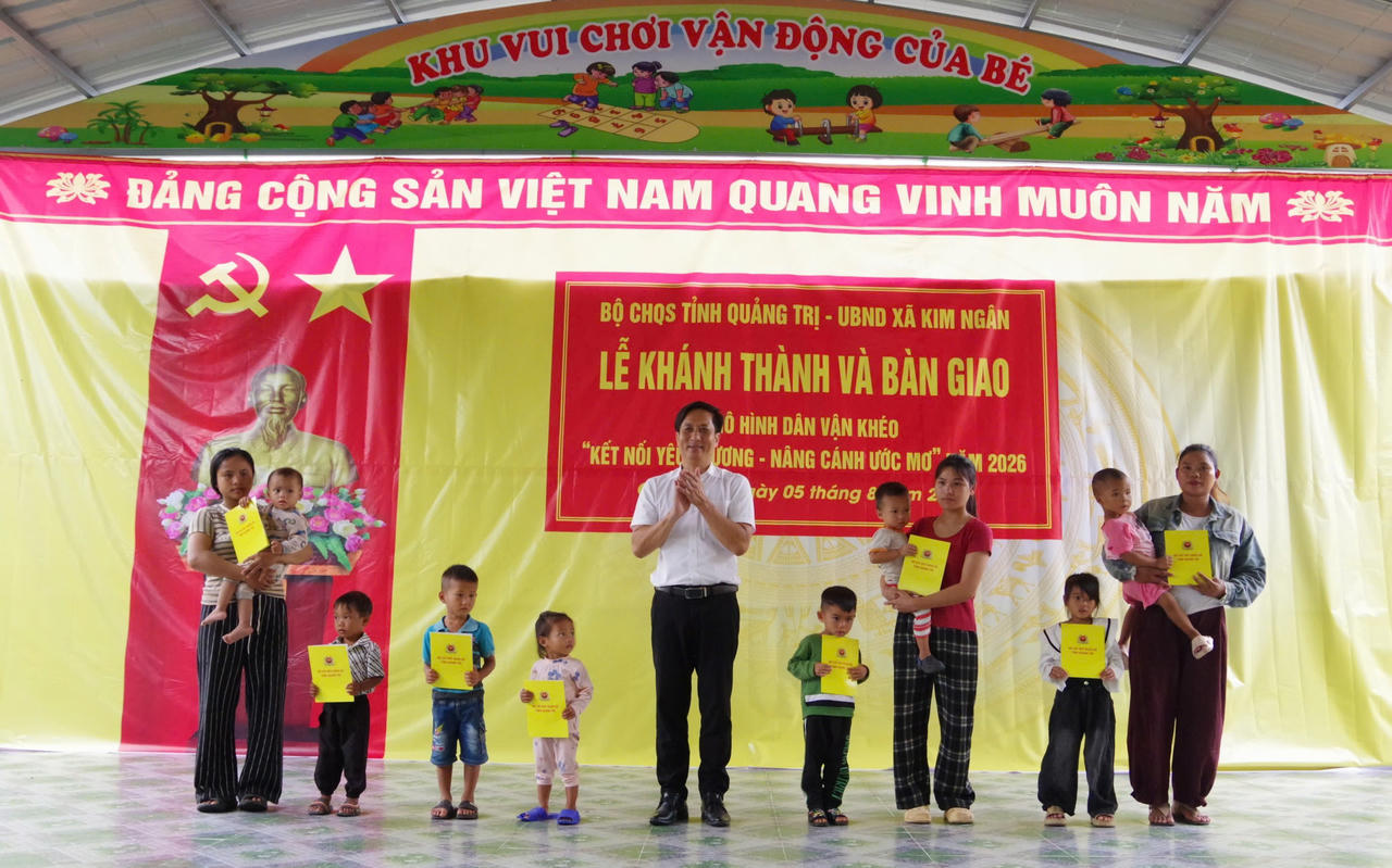 Phó Bí thư Thường trực xã Kim Ngân Đỗ Trung Quân trao quà tặng các cháu học sinh có hoàn cảnh khó khăn. (Ảnh : Hoàng Cuối)