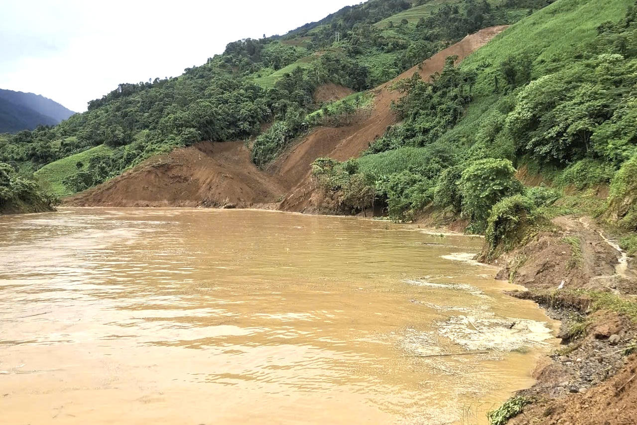 Khẩn trương tìm kiếm người nghi mất tích do sạt lở tại khu vực Thủy điện Mý Háng Tầu