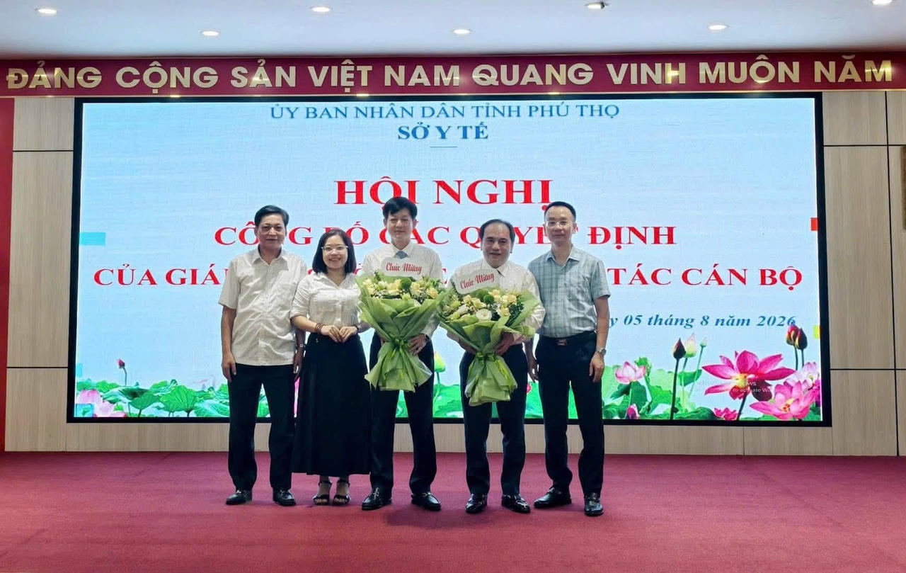 Đại diện lãnh đạo các phường chúc mừng 2 đồng chí được bổ nhiệm lại (Ảnh: BVĐK KV Phú Thọ).