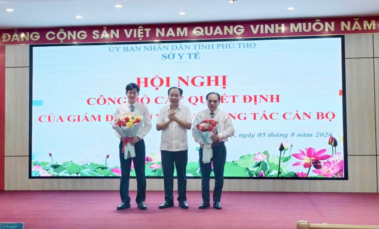 Đại diện lãnh đạo các phường chúc mừng 2 đồng chí được bổ nhiệm lại (Ảnh: BVĐK KV Phú Thọ).