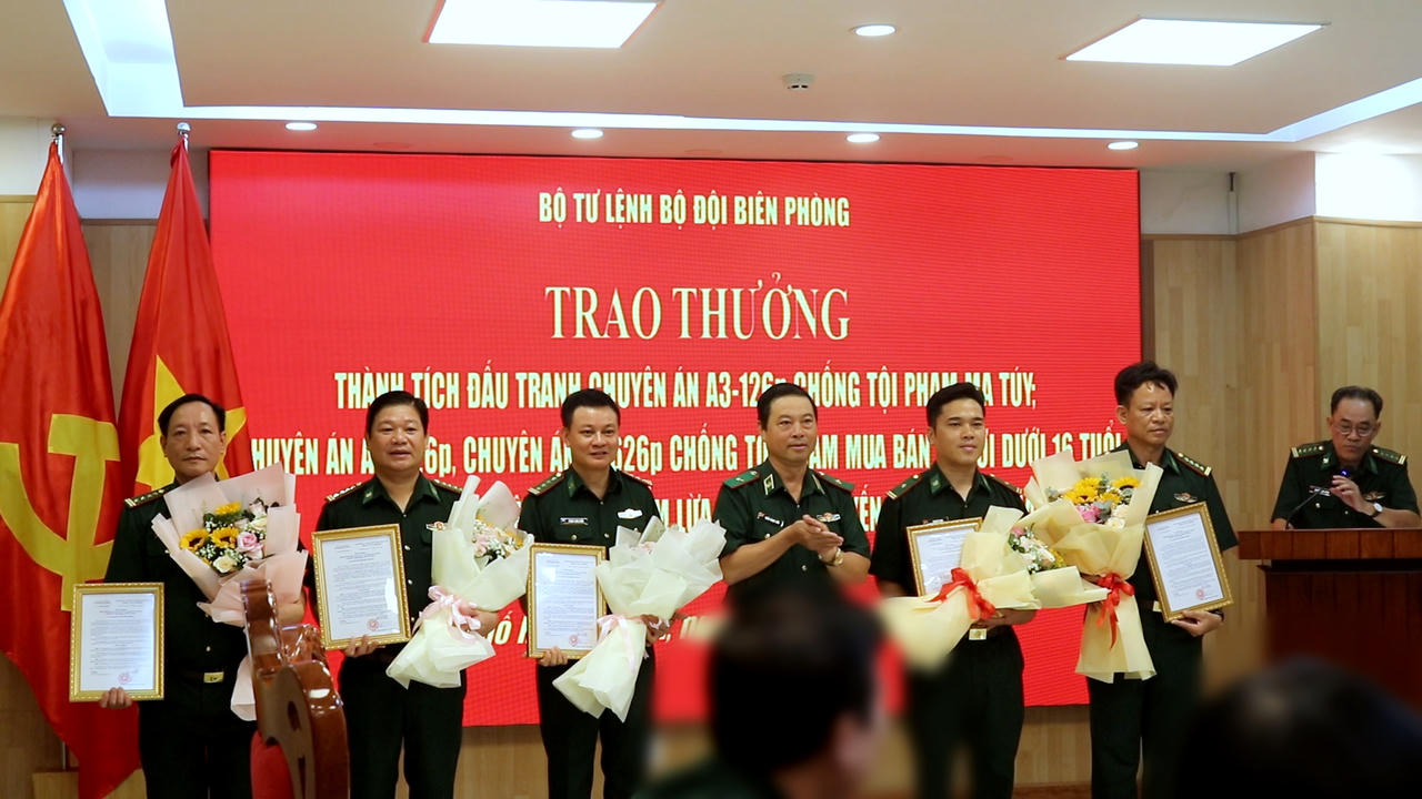 Các đơn vị nhận Bằng khen của Ban Chỉ đạo 1389. (Ảnh: Phạm Oanh)