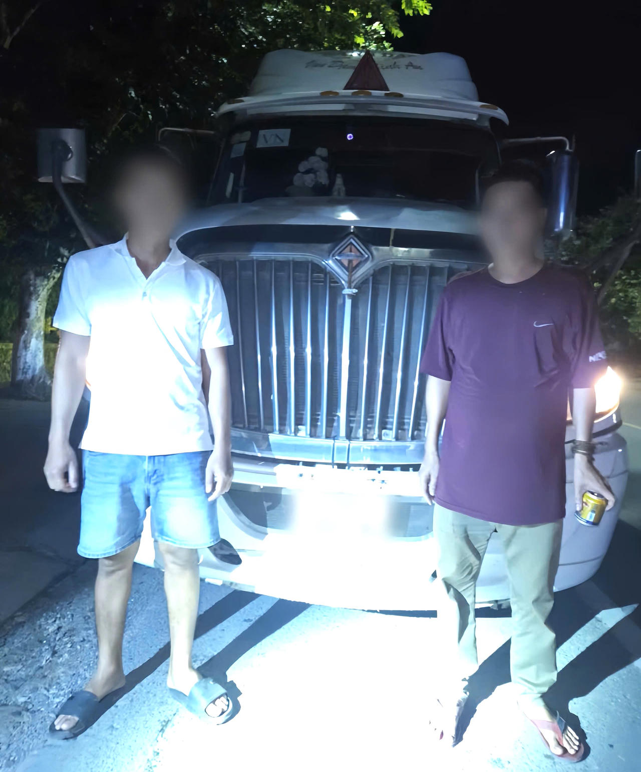 Các đối tượng cùng phương tiện trong vụ vận chuyển trái phép hàng hóa từ Lào về Việt Nam bị lực lượng chức năng phát hiện, bắt giữ. (Ảnh: CA tỉnh Quảng Trị)