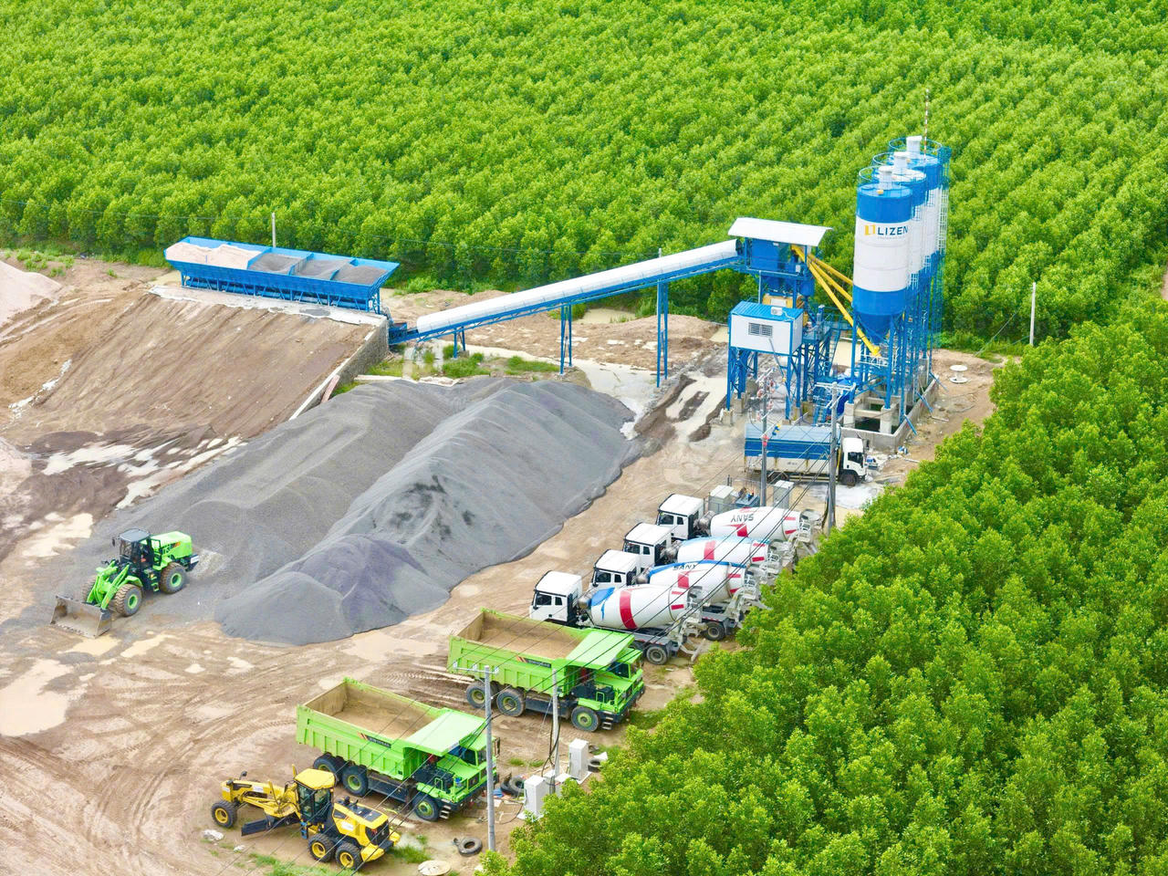 Các nhà thầu đồng loạt triển khai thi công nền đường, cầu, cống và hầm chui trên tuyến. Ảnh: DK