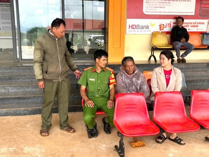 Người đàn ông đi lạc 120 km được công an hỗ trợ đoàn tụ gia đình