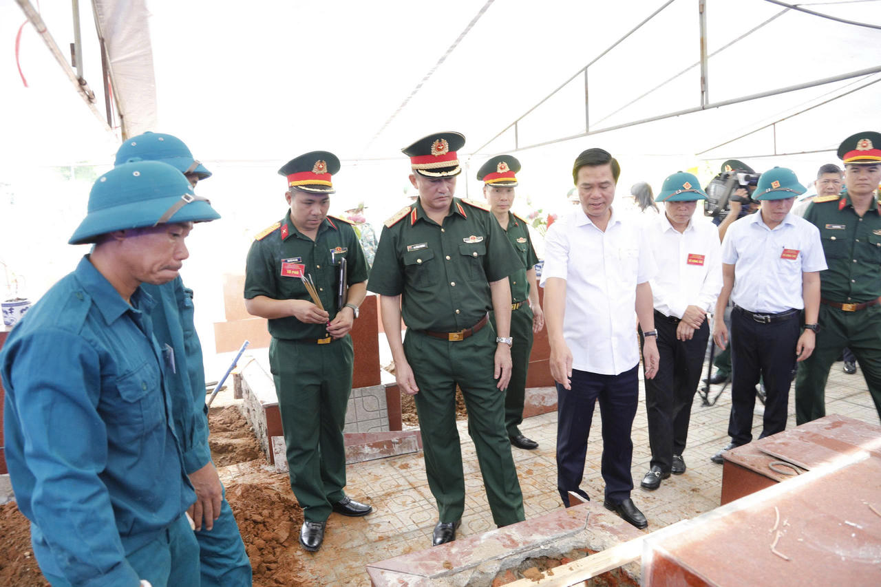 Bắc Ninh Đẩy nhanh tiến độ lấy mẫu hài cốt tại 136 phần mộ liệt sĩ ở xã Bắc Lũng