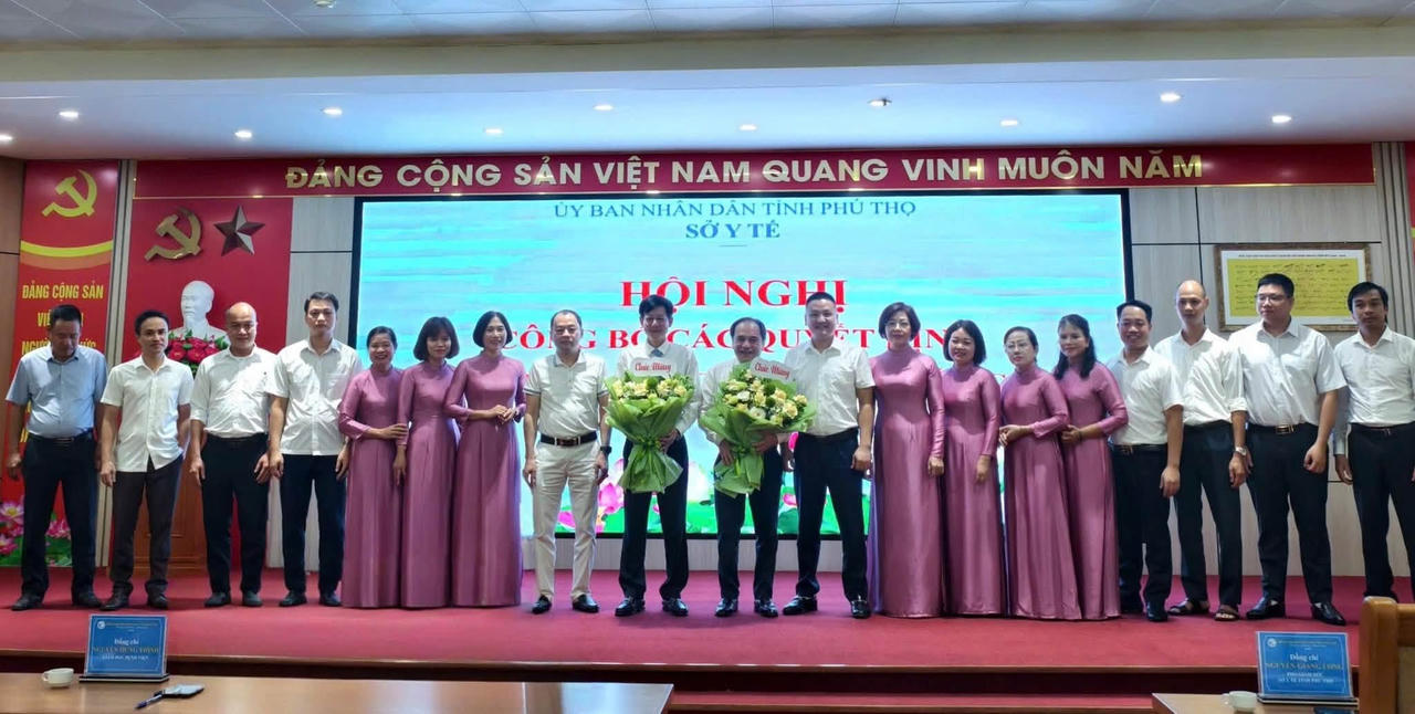 Đại diện các khoa, phòng của Bệnh viện đa khoa khu vực Phú Thọ chúc mừng các đồng chí được bổ nhiệm lại (Ảnh: BVĐK KV Phú Thọ).
