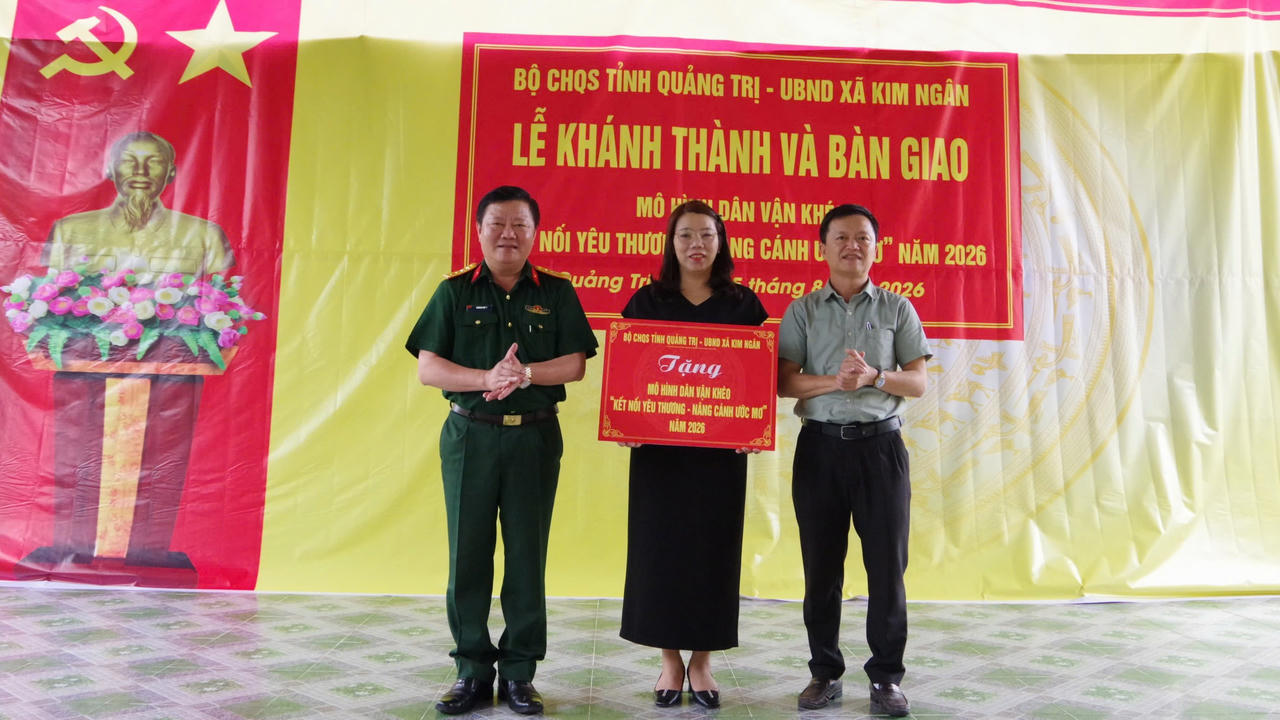Đại tá Trương Như Ý và Chủ tịch UBND xã Kim Ngân Đặng Văn Dương bàn giao mô hình dân vận khéo cho điểm Trường Mầm non Cửa Mẹc. (Ảnh: Hoàng Cuối)