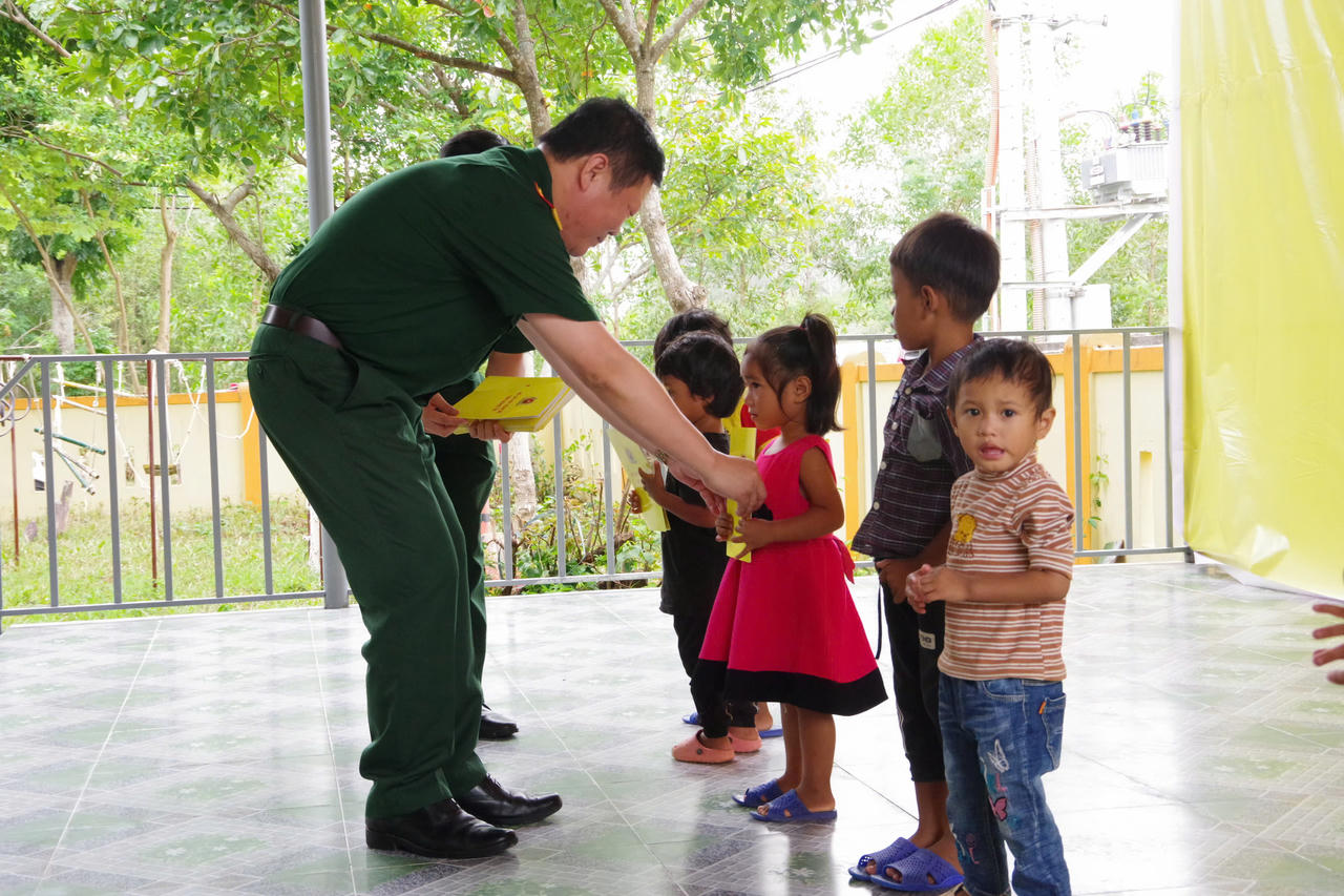 Bộ CHQS tỉnh Quảng Trị bàn giao khu vui chơi cho trẻ em vùng khó khăn