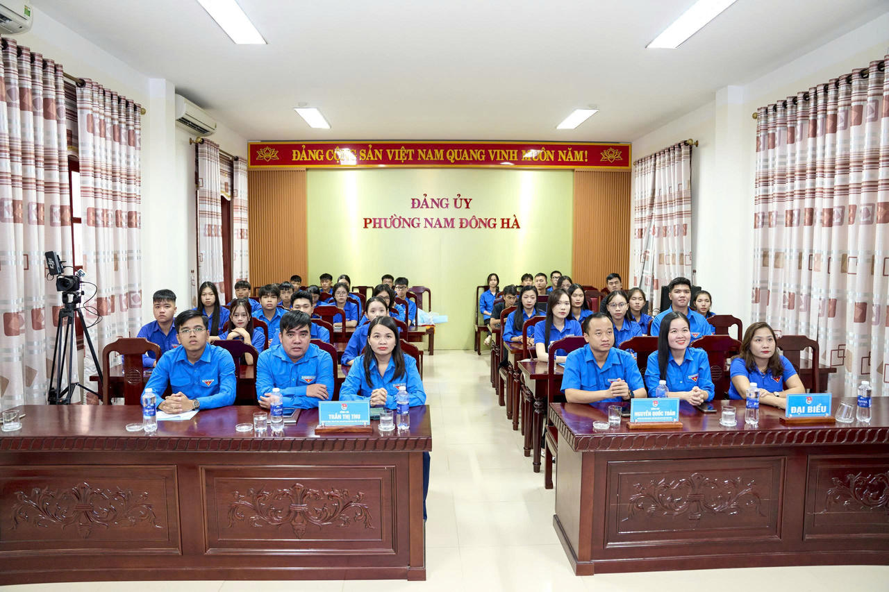Lễ ra mắt Đội hình tình nguyện viên "Bình dân học vụ số vùng biên" được tổ chức theo hình thức trực tiếp kết hợp trực tuyến, kết nối với 15 xã biên giới của tỉnh Quảng Trị. (Ảnh: MP)