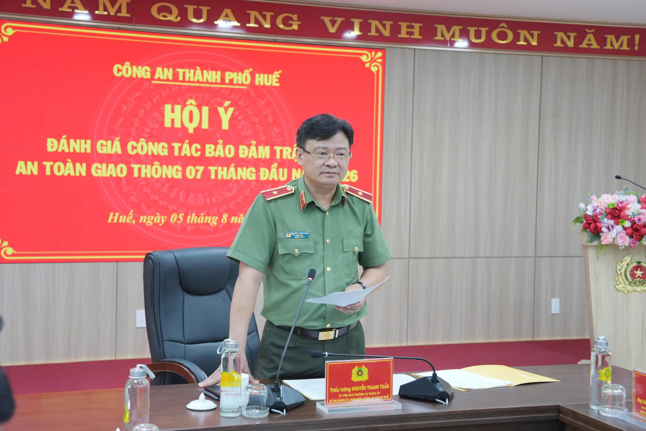 Thiếu tướng Nguyễn Thanh Tuấn, Giám đốc Công an thành phố Huế chủ trì tại buổi Hội ý.  (Ảnh: Phan Bé)