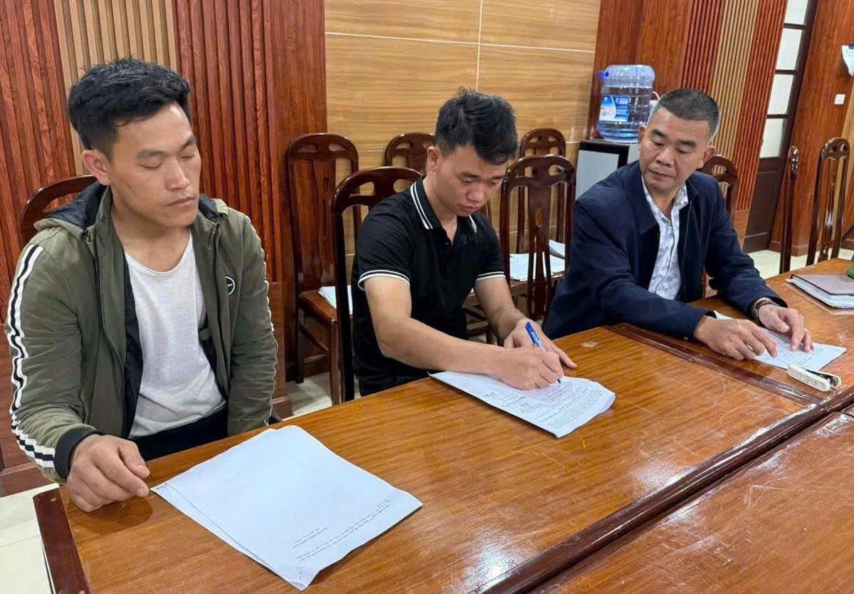Phàn Cáo Phiểu và Cứ A Sài tại cơ quan chức năng. Ảnh: Nguyễn Hải 
