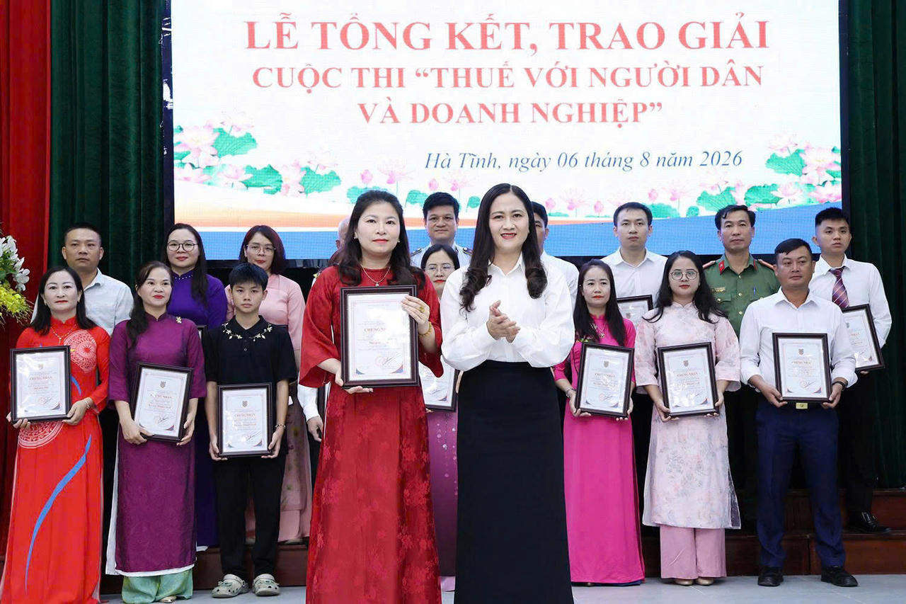 Ban Tổ chức trao giải nhất cho chị Đoàn Thị Mỹ - đại diện Công ty Cổ phần Tập đoàn Hoành Sơn (phường Bắc Hồng Lĩnh). Ảnh: PV